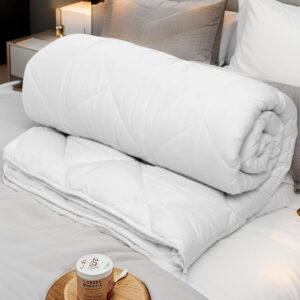 Pilota antialergică Alcam Alb 180x200 cm 250 g este soluția perfectă pentru un somn odihnitor și sănătos. Realizată din